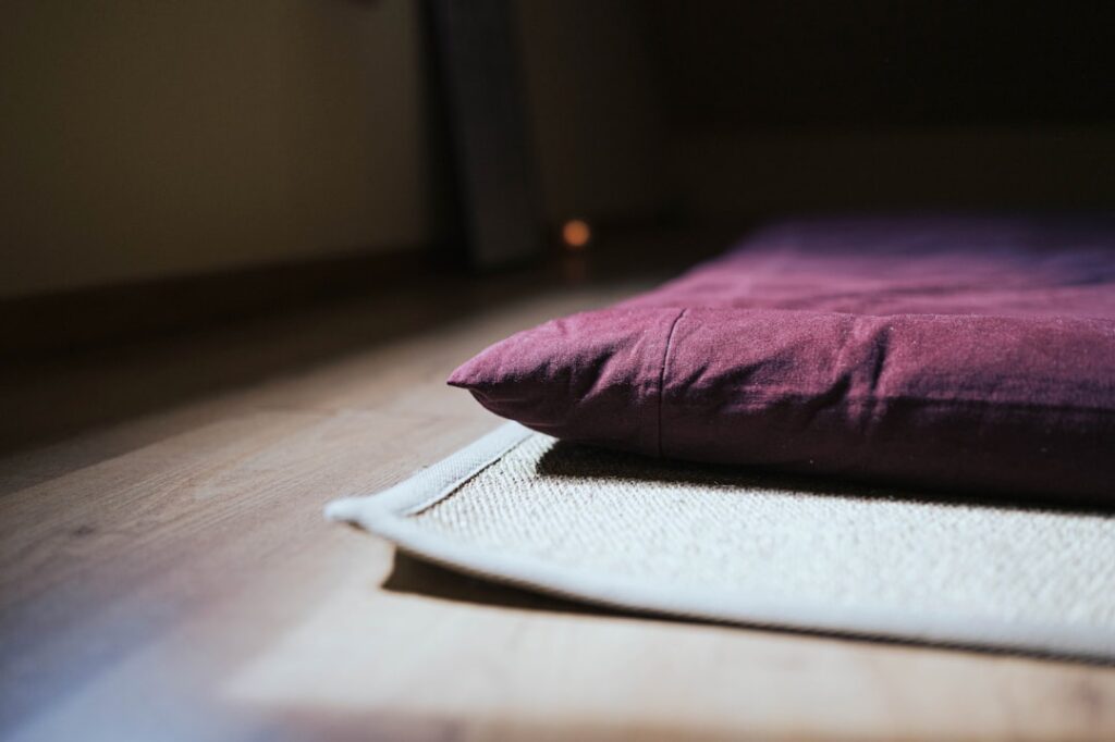 Stijl en sfeer in de slaapkamer met een lattenwand achter het bed